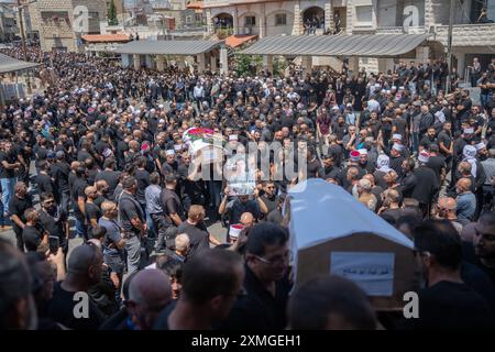 28 juillet 2024, Israël, Majdal Shams : les gens pleurent les funérailles de leurs proches dans la ville druze de Majd al-Shams, sur les hauteurs du Golan sous contrôle israélien. Plusieurs enfants et adolescents ont été tués dans une attaque à la roquette sur un terrain de football dans le village. Photo : Ilia Yefimovich/dpa Banque D'Images