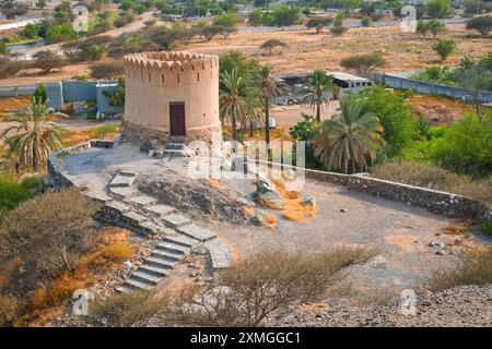 Regardez la tour à côté de la plus ancienne mosquée historique Al Bidyah, Fujairah. EAU. Destination touristique de voyage de week-end populaire. Banque D'Images