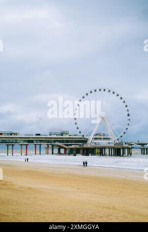 La grande roue à l'embarcadère de Scheveningen aux pays-Bas, jour de printemps nuageux à la plage de Hollande. La Haye, pays-Bas. Banque D'Images