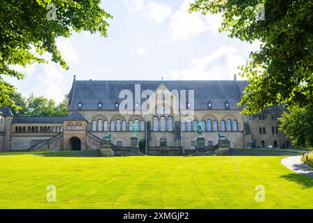 Kaiserpfalz Goslar Die Kaiserpfalz Goslar umfasst ein Areal von etwa 340 mal 180 Metern, gelegen am Fuß des Rammelsbergs im Süden der Stadt Goslar, auf dem sich im Wesentlichen das Kaiserhaus, das ehemalige Kollegiatstift Simon und Judas, die Pfalzkapelle compris Ulrich und die Liebfrauenkirche befinden bzw. befanden. Die zwischen 1040 und 1050 unter Heinrich III. errichtete Kaiserpfalz ist ein einzigartiges Denkmal weltlicher Baukunst. über 200 Jahre wurde hier auf zahlreichen Reichs-und Hoftagen deutsche und europäische Geschichte geschrieben. Goslar Niedersachsen Deutschland *** Kaiserpfalz Banque D'Images