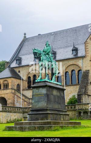 Kaiserpfalz Goslar Die Kaiserpfalz Goslar umfasst ein Areal von etwa 340 mal 180 Metern, gelegen am Fuß des Rammelsbergs im Süden der Stadt Goslar, auf dem sich im Wesentlichen das Kaiserhaus, das ehemalige Kollegiatstift Simon und Judas, die Pfalzkapelle compris Ulrich und die Liebfrauenkirche befinden bzw. befanden. Die zwischen 1040 und 1050 unter Heinrich III. errichtete Kaiserpfalz ist ein einzigartiges Denkmal weltlicher Baukunst. über 200 Jahre wurde hier auf zahlreichen Reichs-und Hoftagen deutsche und europäische Geschichte geschrieben. Kopien des Braunschweiger Löwen und Reiterdenkmä Banque D'Images