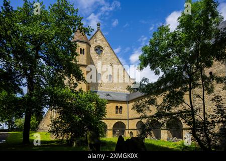 Kaiserpfalz Goslar Die Kaiserpfalz Goslar umfasst ein Areal von etwa 340 mal 180 Metern, gelegen am Fuß des Rammelsbergs im Süden der Stadt Goslar, auf dem sich im Wesentlichen das Kaiserhaus, das ehemalige Kollegiatstift Simon und Judas, die Pfalzkapelle compris Ulrich und die Liebfrauenkirche befinden bzw. befanden. Die zwischen 1040 und 1050 unter Heinrich III. errichtete Kaiserpfalz ist ein einzigartiges Denkmal weltlicher Baukunst. über 200 Jahre wurde hier auf zahlreichen Reichs-und Hoftagen deutsche und europäische Geschichte geschrieben. Rückseite der Ulrichskapelle Goslar Niedersachse Banque D'Images