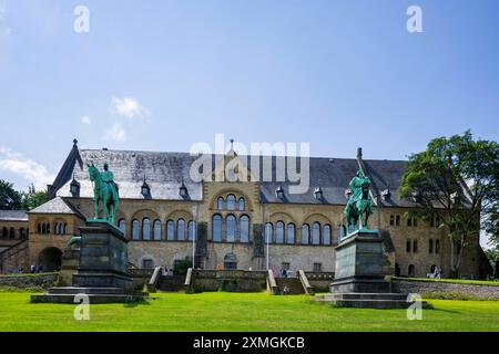 Kaiserpfalz Goslar Die Kaiserpfalz Goslar umfasst ein Areal von etwa 340 mal 180 Metern, gelegen am Fuß des Rammelsbergs im Süden der Stadt Goslar, auf dem sich im Wesentlichen das Kaiserhaus, das ehemalige Kollegiatstift Simon und Judas, die Pfalzkapelle compris Ulrich und die Liebfrauenkirche befinden bzw. befanden. Die zwischen 1040 und 1050 unter Heinrich III. errichtete Kaiserpfalz ist ein einzigartiges Denkmal weltlicher Baukunst. über 200 Jahre wurde hier auf zahlreichen Reichs-und Hoftagen deutsche und europäische Geschichte geschrieben. Kopien des Braunschweiger Löwen und Reiterdenkmä Banque D'Images