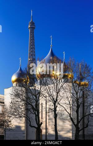 FRANCE. PARIS (75) COUPOLES DE LA NOUVELLE CATHÉDRALE ORTHODOXE RUSSE SAINTE-TRINITE PAR L'ARCHITECTE JEAN-MICHEL WILMOTTE, TOUR EIFFEL EN ARRIÈRE-PLAN Banque D'Images