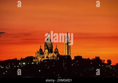 FRANCE. PARIS (75) COUCHER DE SOLEIL SUR LA BASILIQUE DU SACRÉ-COEUR ET LA BUTTE MONTMARTRE Banque D'Images