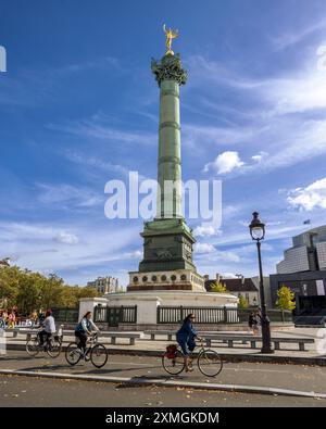 FRANCE. PARIS (75) 4E ARRONDISSEMENT. BASTILLE'S PLACE. CYCLISTES SUR LES PISTES CYCLABLES DEVANT LA COLONNE DE JUILLET Banque D'Images