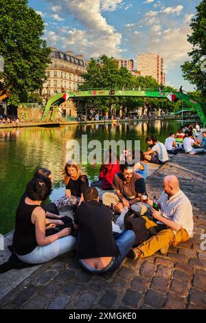 FRANCE. PARIS (75) 10E ARRONDISSEMENT. PIQUE-NIQUE PARISIEN SUR LES RIVES DU CANAL SAINT-MARTIN Banque D'Images