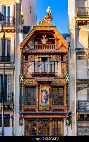 FRANCE. PARIS (75) 9E ARRONDISSEMENT. UNE MAISON AVEC UNE FAÇADE DE BRASSERIE ALSACIENNE. AVEC CIGOGNE SUR LE TOIT ET STATUE DE GAMBRINUS LE ROI-DE-LA-BIÈRE. RUE SAI Banque D'Images