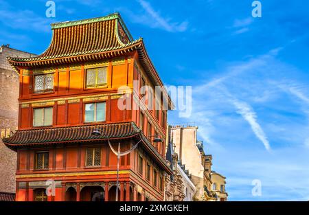 FRANCE. PARIS (75) 8E ARRONDISSEMENT. PLACE GÉRARD OURY. ? LA MAISON DE LOO ? (SURNOMMÉE LA PAGODE ROUGE) ABRITE UN MUSÉE PRIVÉ D'ART ASIATIQUE. CE VIEUX MANSI Banque D'Images