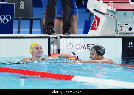 L'australienne Ariarne Titmus avec la canadienne Mary-Sophie Harvey après le 200M Freestyle Heat 4 féminin à l'aréna la Défense de Paris , lors de la deuxième journée des Jeux Olympiques de Paris 2024 en France. Date de la photo : dimanche 28 juillet 2024. Banque D'Images