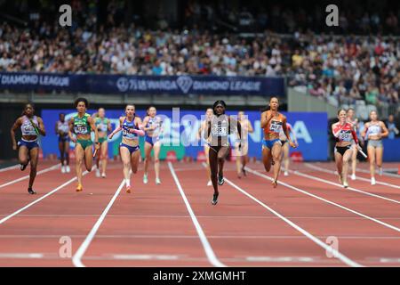 Daryll NEITA (Grande-Bretagne) en tête de la finale du relais féminin 4 x 100 m lors de la 2024, IAAF Diamond League, London Stadium, Queen Elizabeth Olympic Park, Stratford, Londres, Royaume-Uni. Banque D'Images