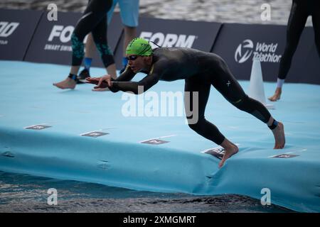 Londres, Royal Victoria Docks, Royaume-Uni. 27 juillet 2024. Le T100 Triathlon World Tour est reconnu par World Triathlon comme le circuit officiel du Championnat du monde de triathlon longue distance. Le London T100 Triathlon est la quatrième étape du nouveau T100 Triathlon World Tour à 8 étapes. Le T100 Triathlon World Tour est le nouveau nom du PTO Tour et a été désigné par World Triathlon comme le « Championnat du monde officiel de triathlon longue distance ». Crédit : andrew bennett/Alamy Live News Banque D'Images