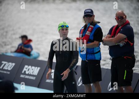 Londres, Royal Victoria Docks, Royaume-Uni. 27 juillet 2024. Sophie Coldwell. Le T100 Triathlon World Tour est reconnu par World Triathlon comme le circuit officiel du Championnat du monde de triathlon longue distance. Le London T100 Triathlon est la quatrième étape du nouveau T100 Triathlon World Tour à 8 étapes. Le T100 Triathlon World Tour est le nouveau nom du PTO Tour et a été désigné par World Triathlon comme le « Championnat du monde officiel de triathlon longue distance ». Crédit : andrew bennett/Alamy Live News Banque D'Images