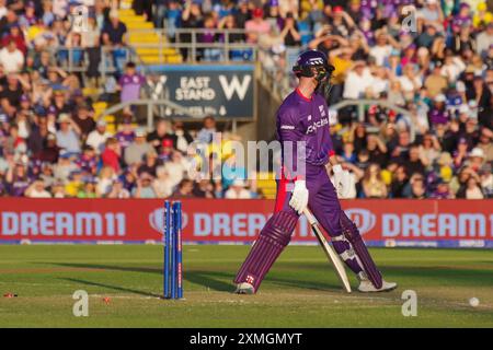 Leeds, 26 juillet 2024. Graham Clark jouant pour les hommes Northern Superchargers est éliminé par les hommes Trent Rockets dans la centaine à Headingley. Crédit : Colin Edwards Banque D'Images