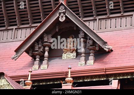 Sculpture d'idole de Ganapathy au Gopuram de Pazhavangadi Maha Ganapathy temple est fort Thiruvananthapuram Kerala, Inde Banque D'Images