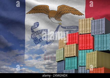 Drapeau de l'État américain de l'Iowa et grande pile de conteneurs de fret maritime dans les docks avec le fond du ciel de près Banque D'Images