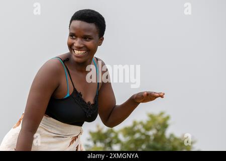 Rwanda, Virunga Lodge. Volcanoes Safaris Partnership Trust (VSPT) démonstration de danse culturelle traditionnelle. Banque D'Images