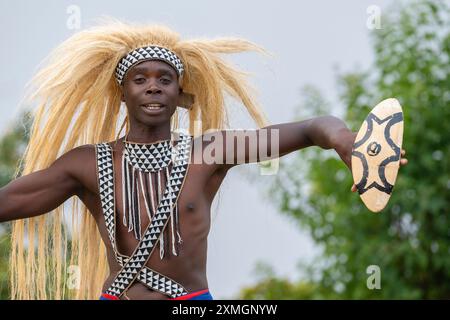 Rwanda, Virunga Lodge. Volcanoes Safaris Partnership Trust (VSPT) démonstration de danse culturelle traditionnelle. Banque D'Images