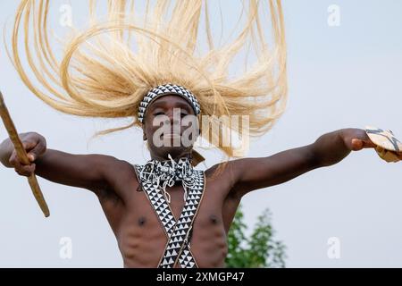Rwanda, Virunga Lodge. Volcanoes Safaris Partnership Trust (VSPT) démonstration de danse culturelle traditionnelle. Banque D'Images