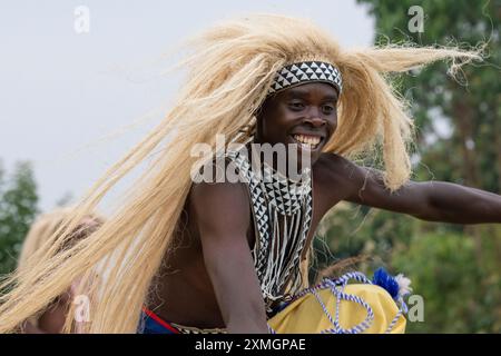 Rwanda, Virunga Lodge. Volcanoes Safaris Partnership Trust (VSPT) démonstration de danse culturelle traditionnelle. Banque D'Images