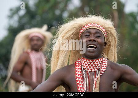 Rwanda, Virunga Lodge. Volcanoes Safaris Partnership Trust (VSPT) démonstration de danse culturelle traditionnelle. Banque D'Images