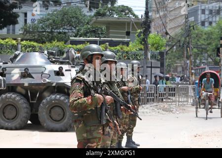 Dhaka, Wari, Bangladesh. 27 juillet 2024. L'armée du Bangladesh monte la garde près du Secrétariat du pays alors que le couvre-feu est assoupli après les manifestations anti-quotas, à Dacca le 28 juillet 2024. Le Bangladesh a déclaré que trois leaders étudiants avaient été arrêtés pour leur propre sécurité après que le gouvernement eut imputé leurs protestations contre les quotas d'emplois dans la fonction publique à des jours de troubles mortels à l'échelle nationale. (Crédit image : © Habibur Rahman/ZUMA Press Wire) USAGE ÉDITORIAL SEULEMENT! Non destiné à UN USAGE commercial ! Banque D'Images