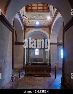 Kaiserpfalz Goslar Die Kaiserpfalz Goslar umfasst ein Areal von etwa 340 mal 180 Metern, gelegen am FuoÅ des Rammelsbergs im SoÂ¼den der Stadt Goslar, auf dem sich im Wesentlichen das Kaiserhaus, das ehemalige Kollegiatstift ÃâÅ¾St. Simon und JudasÃâoe, die Pfalzkapelle composée Ulrich und die Liebfrauenkirche befinden bzw. befanden. Die zwischen 1040 und 1050 unter Heinrich III. errichtete Kaiserpfalz ist ein einzigartiges Denkmal weltlicher Baukunst. Oeber 200 Jahre wurde hier auf zahlreichen Reichs-und Hoftagen deutsche und europoÂische Geschichte geschrieben. Pfalzkapelle produit Ulrich. In der un Banque D'Images