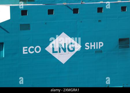 GNL (gaz naturel liquéfié) ancré dans des réservoirs de gaz du terminal de gaz pour le stockage. Banque D'Images