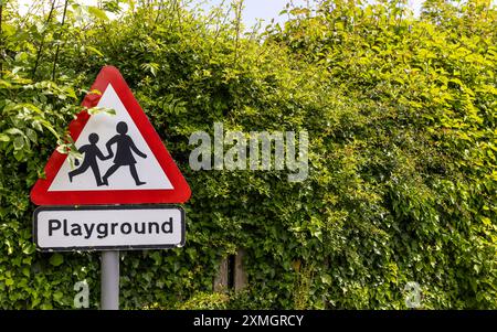 Panneau routier de terrain de jeu en zone rurale, Angleterre, Cotswolds, Royaume-Uni Banque D'Images