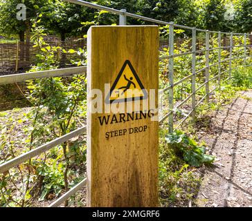 Panneau d'avertissement en pente abrupte - Gloucestershire, Royaume-Uni Banque D'Images