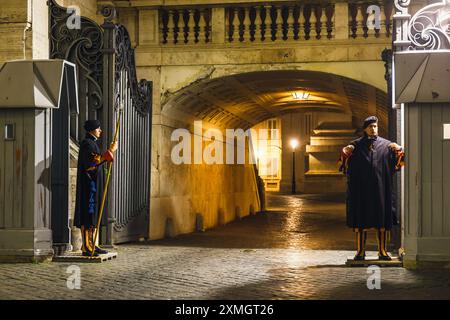 Cité du Vatican, Rome - 24 novembre 2023 : Garde suisse papale en uniforme. Actuellement, le nom de Garde suisse fait généralement référence à la Garde suisse pontificale de la Banque D'Images