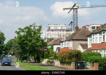 À Clapham Park, au sud de Londres, un grand complexe de quatre immeubles de 7 étages est en construction sur la South Circular, et peut être vu s'élever au-dessus de maisons jumelées dans une rue latérale. Le développement par Countryside Homes est appelé Arora et comprend des logements «abordables». Anna Watson/Alamy Banque D'Images