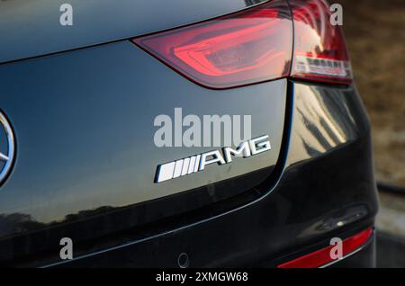 Gaziveren, Chypre -07.23.2024 Mercedes-Benz AMG Silver SLS chromé logo AMG emblème gros plan tir sélectif. Banque D'Images