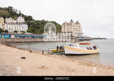 La jetée est une caractéristique importante à Llandudno, une ville et station balnéaire à Conwy, dans le nord du pays de Galles. Des excursions en bateau sont à partir de la proximité. Banque D'Images