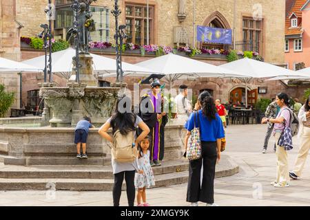 Stadtbild Göttingen Der Gänseliesel-Brunnen ist ein Markt- und Zierbrunnen auf dem Markt vor dem Alten Rathaus in der Innenstadt von Göttingen in Niedersachsen. Der Brunnen mit einem Gänseliesel als Brunnenfigur wurde 1901 errichtet und Gilt als Wahrzeichen der Stadt. Umgangssprachlich wird der ganze Brunnen als Gänseliesel bezeichnet. In Göttingen ist es ein alter Brauch, dass die Graduierten nach der Promotionsfeier zum Gänseliesel auf den Marktplatz der Stadt gehen. Die Graduierten klettern auf die steinerne Umrandung der Brunnenfigur und bringen dem Gänseliesel Blumen und geben ihr einen s Banque D'Images