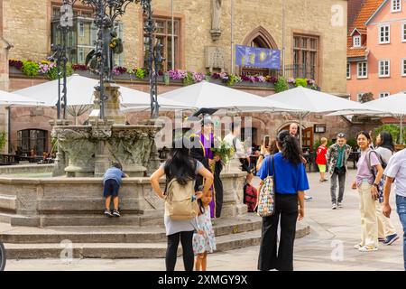 Stadtbild Göttingen Der Gänseliesel-Brunnen ist ein Markt- und Zierbrunnen auf dem Markt vor dem Alten Rathaus in der Innenstadt von Göttingen in Niedersachsen. Der Brunnen mit einem Gänseliesel als Brunnenfigur wurde 1901 errichtet und Gilt als Wahrzeichen der Stadt. Umgangssprachlich wird der ganze Brunnen als Gänseliesel bezeichnet. In Göttingen ist es ein alter Brauch, dass die Graduierten nach der Promotionsfeier zum Gänseliesel auf den Marktplatz der Stadt gehen. Die Graduierten klettern auf die steinerne Umrandung der Brunnenfigur und bringen dem Gänseliesel Blumen und geben ihr einen s Banque D'Images