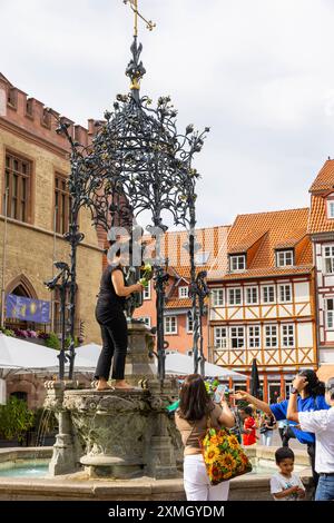 Stadtbild Göttingen Der Gänseliesel-Brunnen ist ein Markt- und Zierbrunnen auf dem Markt vor dem Alten Rathaus in der Innenstadt von Göttingen in Niedersachsen. Der Brunnen mit einem Gänseliesel als Brunnenfigur wurde 1901 errichtet und Gilt als Wahrzeichen der Stadt. Umgangssprachlich wird der ganze Brunnen als Gänseliesel bezeichnet. In Göttingen ist es ein alter Brauch, dass die Graduierten nach der Promotionsfeier zum Gänseliesel auf den Marktplatz der Stadt gehen. Die Graduierten klettern auf die steinerne Umrandung der Brunnenfigur und bringen dem Gänseliesel Blumen und geben ihr einen s Banque D'Images