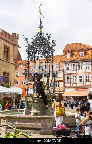 Stadtbild Göttingen Der Gänseliesel-Brunnen ist ein Markt- und Zierbrunnen auf dem Markt vor dem Alten Rathaus in der Innenstadt von Göttingen in Niedersachsen. Der Brunnen mit einem Gänseliesel als Brunnenfigur wurde 1901 errichtet und Gilt als Wahrzeichen der Stadt. Umgangssprachlich wird der ganze Brunnen als Gänseliesel bezeichnet. In Göttingen ist es ein alter Brauch, dass die Graduierten nach der Promotionsfeier zum Gänseliesel auf den Marktplatz der Stadt gehen. Die Graduierten klettern auf die steinerne Umrandung der Brunnenfigur und bringen dem Gänseliesel Blumen und geben ihr einen s Banque D'Images