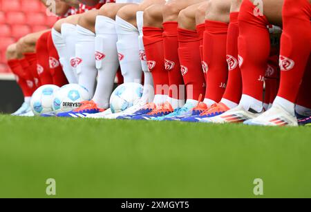 Mainz, Allemagne. 28 juillet 2024. Football, Bundesliga, saison 2024/25, séance photo 1. FSV Mainz 05 dans la Mewa Arena : les joueurs sont assis les uns à côté des autres sur des bancs. Crédit : Arne Dedert/dpa/Alamy Live News Banque D'Images