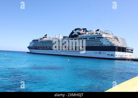 Celebrity Constellation à l'ancre dans la baie de Banque D'Images