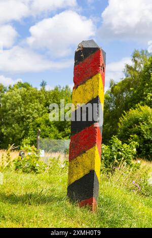 Grenzturm Bartolfelde-Bockelnhagen Der ehemalige DDR-Grenzturm in Bartolfelde, zwischen Bartolfelde und Bockelnhagen, befindet sich auf dem Grünen Band. DDR Grenzpfosten. Bartolfelde-Bockelnhagen Niedersachsen Deutschland *** tour frontalière Bartolfelde Bockelnhagen L'ancienne tour frontalière de la RDA à Bartolfelde, entre Bartolfelde et Bockelnhagen, est située sur la ceinture verte poste frontalier de la RDA Bartolfelde Bockelnhagen basse-Saxe Allemagne Grenzturm Kreuzbusch 00108 Banque D'Images