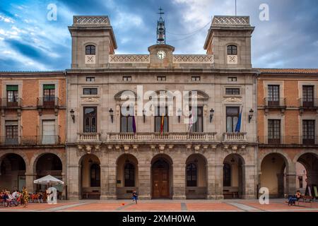 Hôtel de ville historique d'Avila situé sur la Plaza del Mercado Chico au coeur d'Avila, Castilla y Leon, Espagne. Banque D'Images