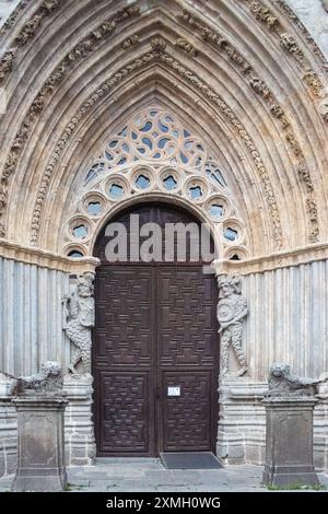 Gros plan de la façade principale de la cathédrale du Sauveur à Avila, Castilla y Leon, Espagne, présentant une architecture médiévale complexe. Banque D'Images