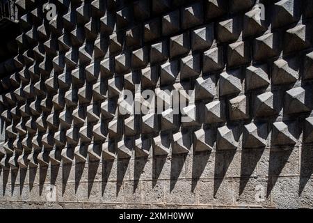 Gros plan détaillé de la façade géométrique en pierre de Casa de los Picos à Ségovie, Castilla y Leon, Espagne. Banque D'Images