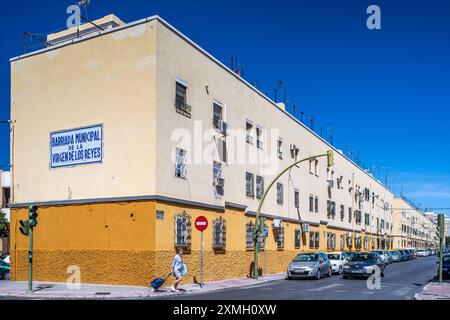 Immeubles de logements sociaux des années 1960 situés dans le quartier Barzola de Séville, Andalousie, Espagne. L'image capture leur desig architectural Banque D'Images