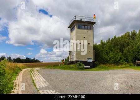 Grenzturm Bartolfelde-Bockelnhagen Der ehemalige DDR-Grenzturm in Bartolfelde, zwischen Bartolfelde und Bockelnhagen, befindet sich auf dem Grünen Band. Bartolfelde-Bockelnhagen Niedersachsen Deutschland *** Bartolfelde Bockelnhagen Tour frontalière L'ancienne tour frontalière de la RDA à Bartolfelde, entre Bartolfelde et Bockelnhagen, est située sur la ceinture verte Bartolfelde Bockelnhagen basse-Saxe Allemagne Grenzturm Kreuzbusch 00111 Banque D'Images