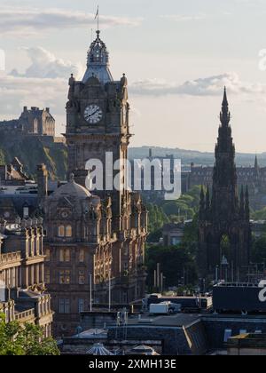Balmoral Hotel Clock Tower et Scott Monument avec une partie du château derrière à Édimbourg, capitale de l'Écosse, le 27 juillet 2024 Banque D'Images