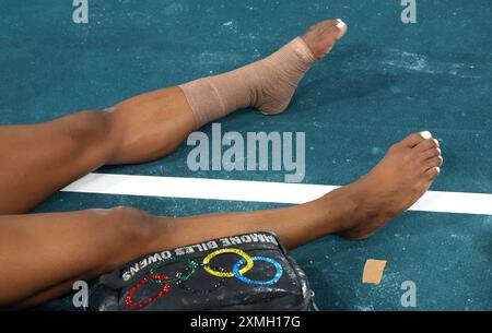 Paris, France. 28 juillet 2024. Gros plan sur les pieds de Simone Biles de l'équipe américaine alors qu'elle est assise entre deux épreuves, lors de la qualification féminine de la subdivision deux de gymnastique artistique, à la Bercy Arena. Au cours de la deuxième journée des Jeux Olympiques de Paris 2024, Paris, France. Crédit : Isabel Infantes/Alamy Live News Banque D'Images