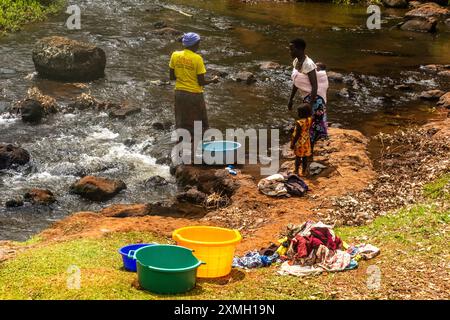 SIPI, OUGANDA - 28 FÉVRIER 2020 : femmes locales faisant la lessive dans la rivière Sipi, Ouganda Banque D'Images