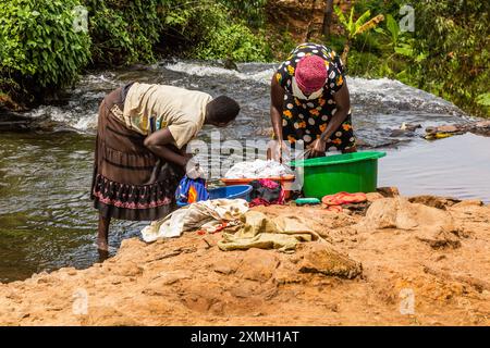 SIPI, OUGANDA - 28 FÉVRIER 2020 : femmes locales faisant la lessive dans la rivière Sipi, Ouganda Banque D'Images